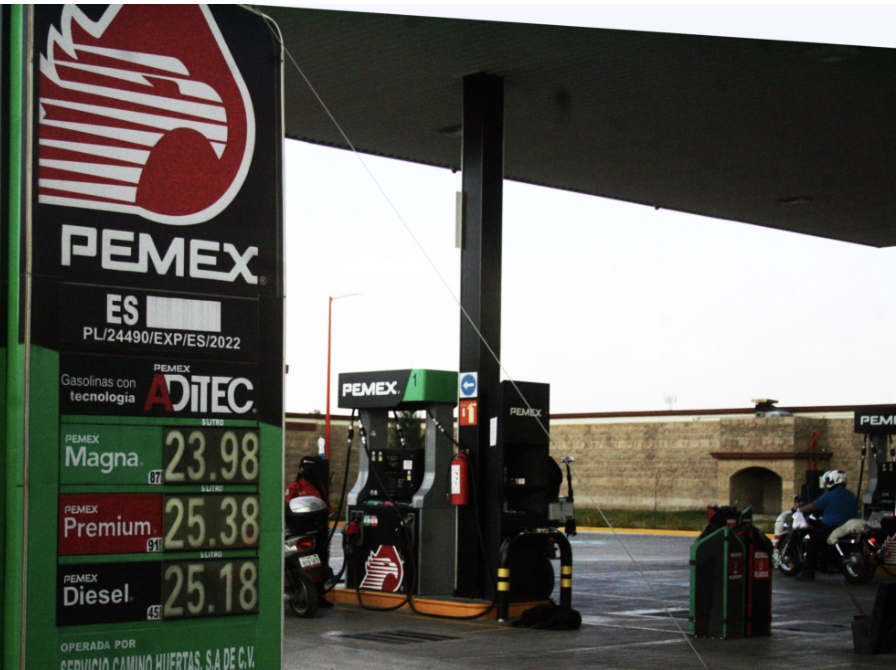 GOBIERNO FEDERAL Y GASOLINEROS PACTAN QUE PRECIO DE GASOLINA REGULAR SEA MENOR A 24 PESOS